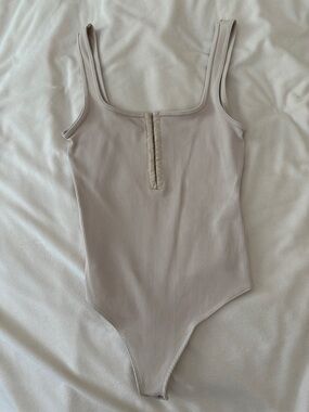 A&F Ribbed Scoop Neck Bodysuit in Light Taupe